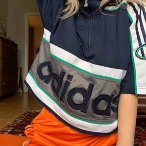  - Adidas-tröja, ganska kort. Med dragkedja i halsen.  60kr+frakt