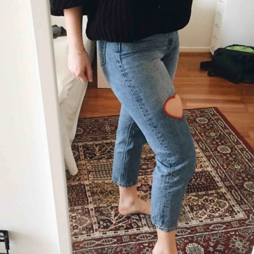 Asballa högmidjade Mom jeans med hjärtan på låren, helt nya med prislapp! ❣️. Jeans & Byxor.