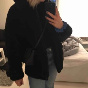  - En svart fin jacka från nelly som är oanvänd!  Köpte för 700kr!