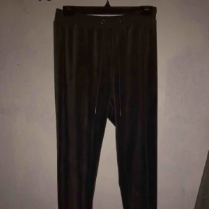  - Säljer dessa mjukis byxor för 70, Nypris 150! Säljer de pågrund av fel storlek 😊   Möts endast upp! Skickar fler bilder på DM om så önskas.  De är gråa! Använd fåtal gånger! Fint skick