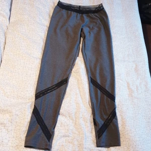  - Använda en gång  Träningstights, mid rise Har tyvärr ingen aning om vart de är ifrån  Seethru detaljer