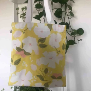  - Tygkassarna finns i 8 olika tryck. Gratis frakt i hela landet. 1 för 149kr. 2 för 249kr. 3 för 299kr. Har dragkedja och ett innerfack med dragkedja. Skicka ett meddelande för att köpa. Betalning sker via swish. @tygkassen på instagram❤️🧡💛💚💙💜💗❤️🧡