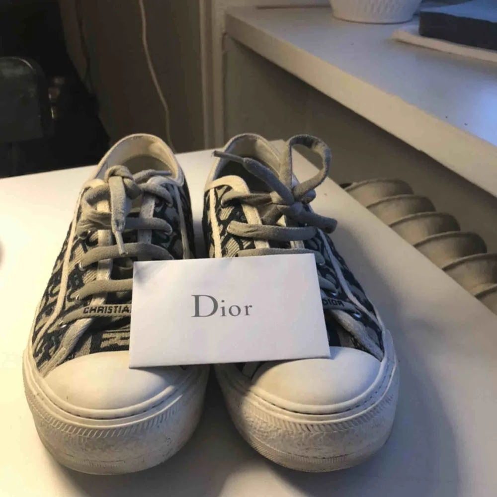 Säljer mina Walk in dior canvas sneakers låga, inköpta i oktober.  Tyvärr inte kvitto kvar, men har äkthetsbevis (lilla vita kuvertet), kartong, dustbag och medföljande nya skosnören. Skriv för frågor:). Skor.