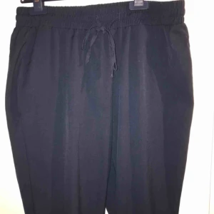  - Säljs pågrund av att jag två par. Fungerar som både finbyxor och vardagsbyxor. Närbilden är slutet på byxorna 