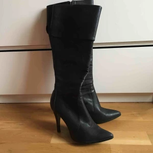  - Höga svarta stövlar smal runt vaden 