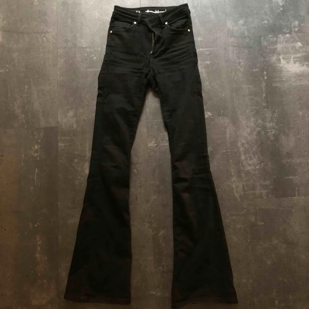 Supersnygga svarta bootcut jeans från Bikbok. Väldigt stretchiga! Typ världens skönaste jeans?!  Nypris 600:-!. Jeans & Byxor.