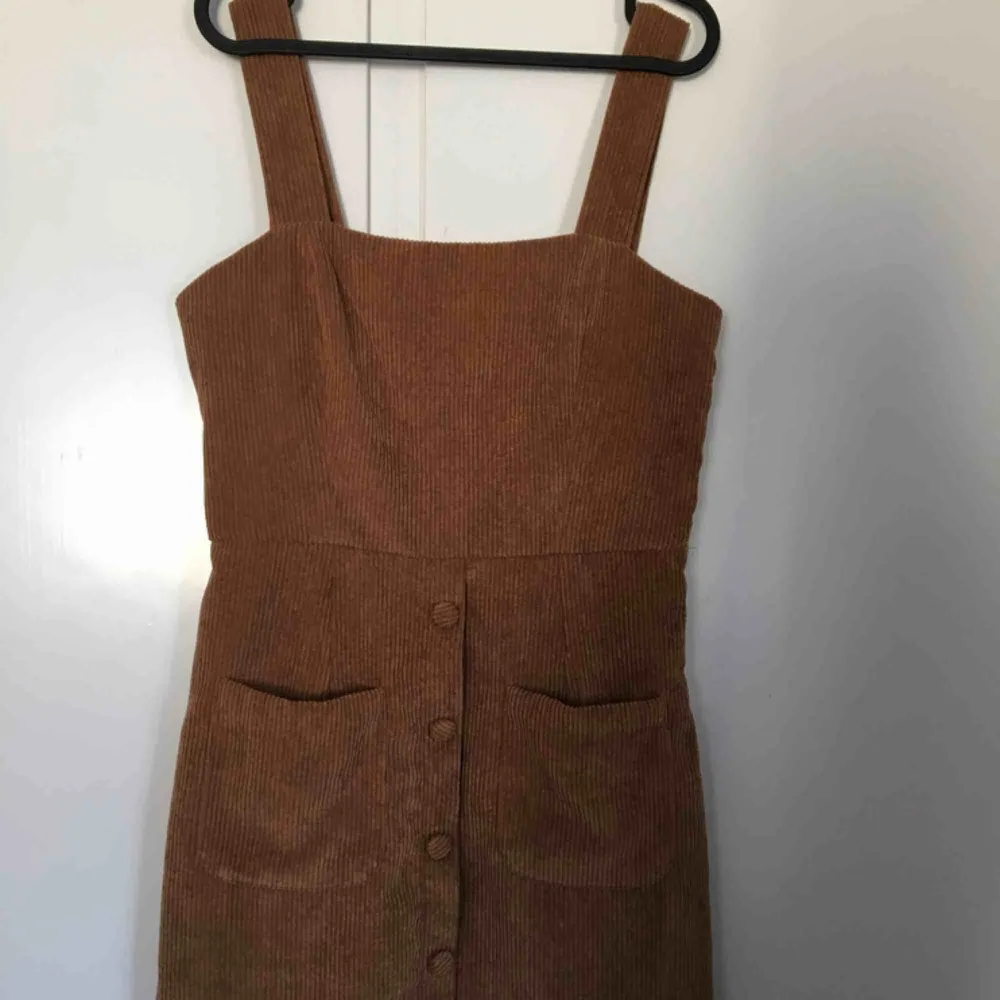 En brun/randig klänning i storlek 38 men funkar även som 40  (Köpare står även för frakt) eller mötes i Linköping . Klänningar.