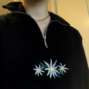  - Sååå fin och mysig tröja köpt second hand i berlin! Lite som en fleece och jätteskön😊