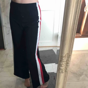  - Byxor från Jfr. Använda 2 gånger. Passar M, långa i benen