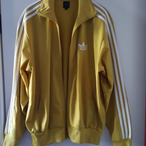  - Retro senapsgul Adidas tröja i fint skick. Storlek M men upplever den lite oversize i storleken. Fraktkostnad blir 72kr.