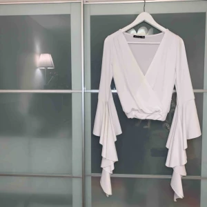  - Sjukt fin topp med långa ärmar!  Använd endast en gång, säljes för den kommer ej till mer användning!  Frakt 42kr