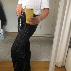  - Jättefina pricka pyjamasbyxor! De är i ett jätteskönt satin-tyg✨✨Aldrig använda! Jag är 172 och de går ner till fötterna på mig🥰