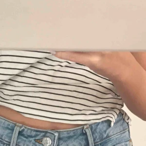  - t-shirt från monki, superfin och söt. Använder inte längre så tänker att någon annan kan få större användning. GRATIS FRAKT Bra skick!