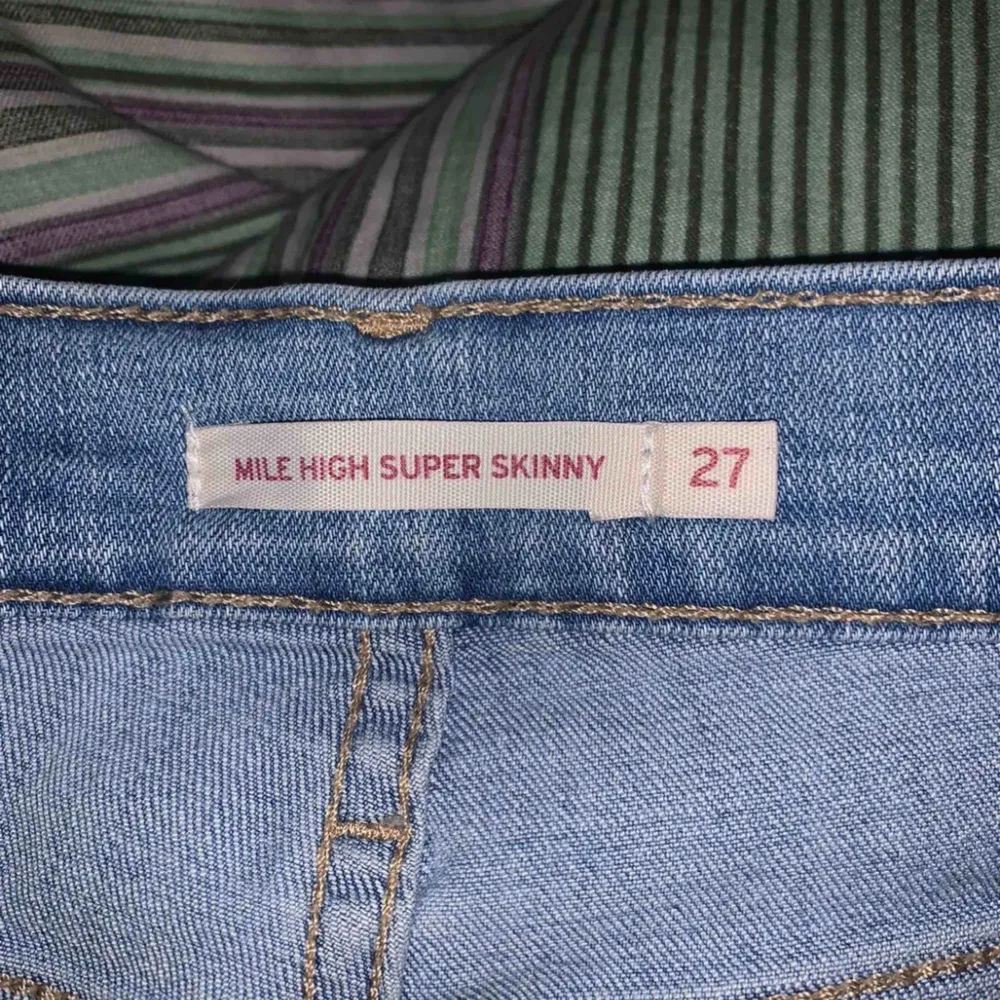 Ett par skit snygga och fräscha Levi’s jeans.  Använda få tal gånger, så gott som nya! St 27, mile High fit  Sköna och formar sig bra efter kroppen! Jag är 165cm. Jeans & Byxor.