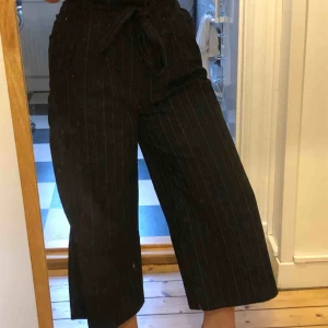  - Coola byxor från Pull&Bear! Vida, randiga och hur sköna som helst. Använd några fåtal gånger. Möts upp i Stockholm, annars står köparen för frakten!