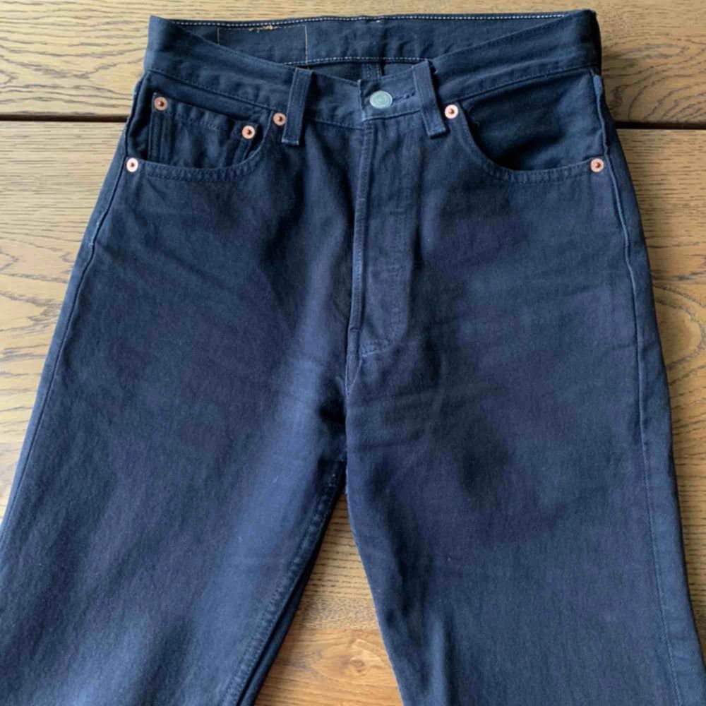 Svarta vintage Levis 501 jeans. Supersnygga o perfekt ”slitna”. Köpta här på plick men i fel storlek, därför säljer jag. Frakt på 65kr tillkommer. . Jeans & Byxor.
