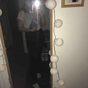  - Plånbok med tryck från filmen JAWS matchar till mycket då den har ganska stilrena färger💙❤️🤍🧡