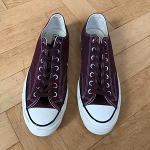  - Lila låga converse. Oanvända. Strlk 43.