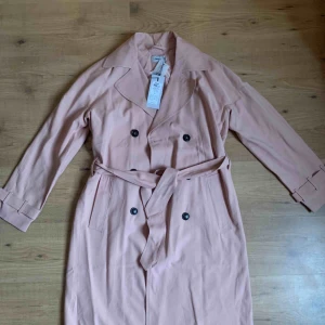  - Kanonfin kappa i beige/ljusrosa färg som är helt oanvänd då jag köpte fel storlek. Färgen ser man bäst på första två bilderna. Köpte den för 629kr och säljer den nu för 350kr, frakt tillkommer om vi inte kan mötas upp i närheten av Karlskoga😊