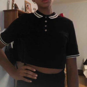  - Croppad t-shirt från hm i bra skick. Använd endast några gånger. 90 kr plus frakt. Pris kan diskuteras!