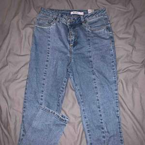 Jätte snygga jeans från NA-KD med slits nedtill, aldrig använda då de är för små, köparen står för frakten