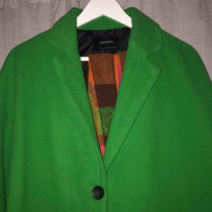Grön kappa från Stradivarius som är köpt i Spanien. Typ aaaldrig använd!! Du får även halsduken på köpet😉 Ena fickan är sönder som jag märkte efter jag köpt den...