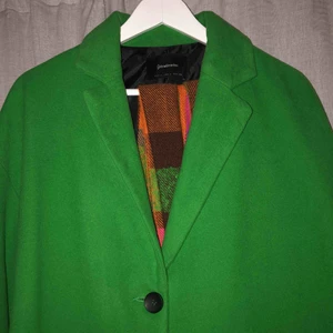  - Grön kappa från Stradivarius som är köpt i Spanien. Typ aaaldrig använd!! Du får även halsduken på köpet😉 Ena fickan är sönder som jag märkte efter jag köpt den...