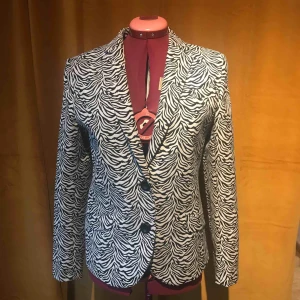  - Fin designkavaj i zebramönster. Knappt använd. Köparen står för frakt 