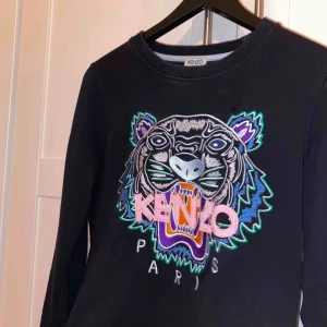  - En super fin, färgglad kenzo tröja köpt i kenzos egen butik i London. Köpte den för 2299kr. Fint skick.  Påsen jag fick med kan jag även skicka med om de önskas! BUDGIVNING börjar från 100kr