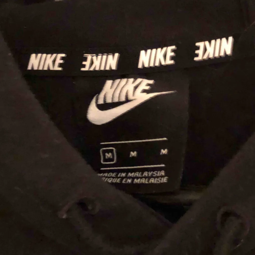 Fin hoodie från Nike (se detalj ibak), priset är inkl frakt & betalning sker via swish!☺️. Hoodies.