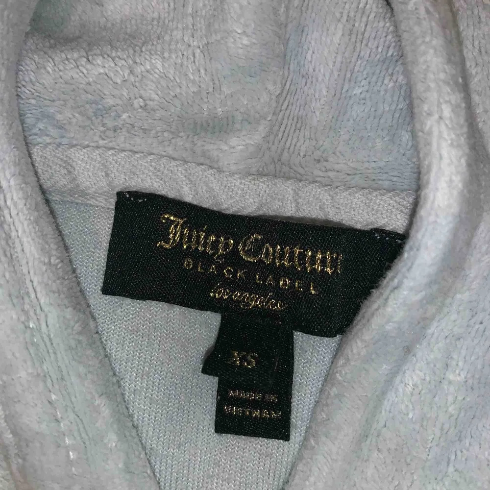 Väldigt skön och fin Juicy Couture tröja i bra skick! Nypris:1000 och nu 400!!!! Storlek XS💓 pris kan diskuteras och köparen står för frakt!💗. Hoodies.