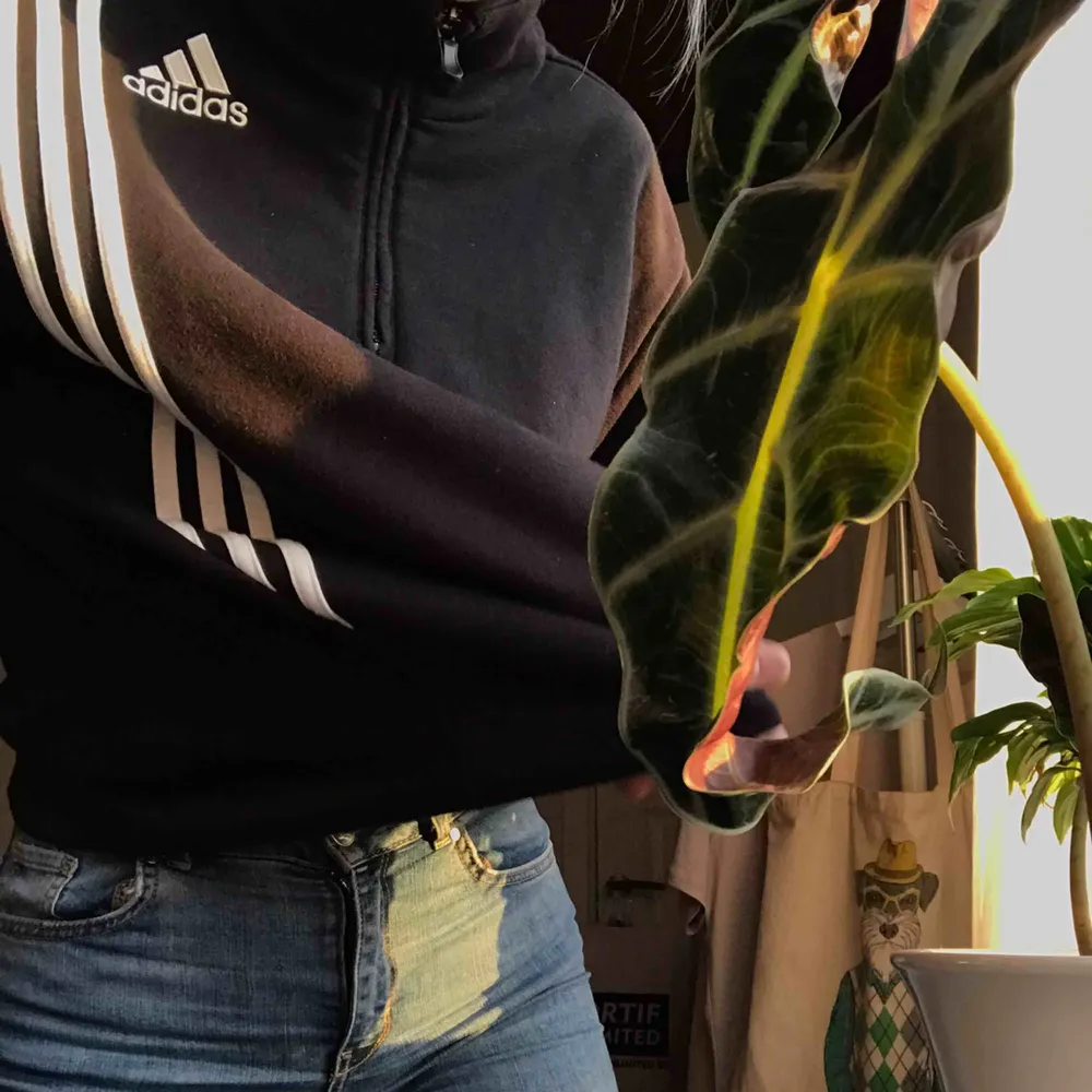 FRAKT INGÅR! Supermysig oversized tröja från Adidas. Passar nog alla beroende på vilken passform man vill ha. Inga slitningar eller fel. En snygg detalj är dragkedjan🥰🥰. Hoodies.