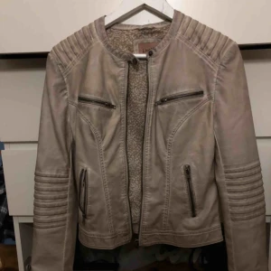  - Snygg skinnjacka, i nyskick.   Kan tänka mig sänka priset något vid snabb affär.   Mötes upp i Kungsbacka, Skene eller Borås eller skickas mot fraktkostnad. 