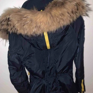  - Fin alpha jacka. Äkta insydd päls. Storlek xs men passar även S.bra till vintern och i bra skick. Inga problem.