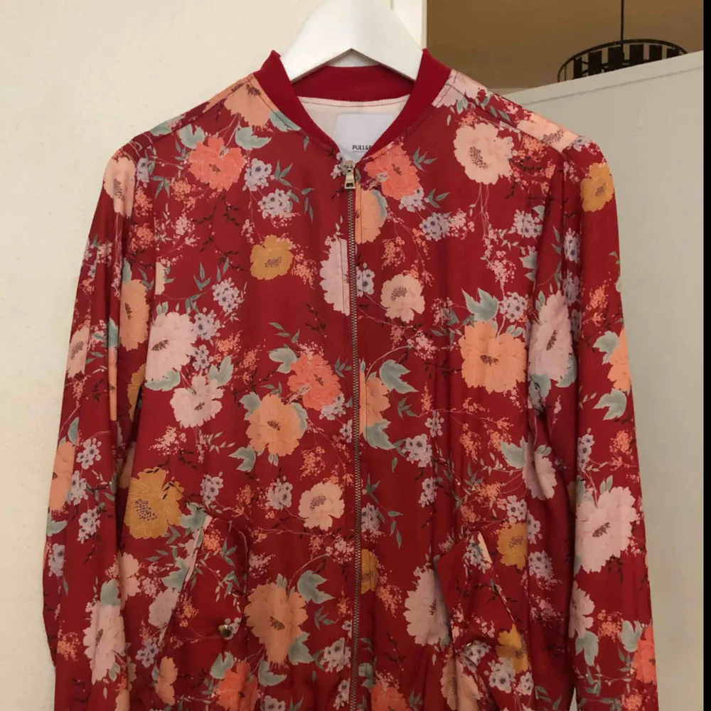 Pull&Bear flower orient jacket. Passar perfekt som en vanlig tunn jacka eller ser grymt ut med ett par jeans!  Knappt använd . Jackor.