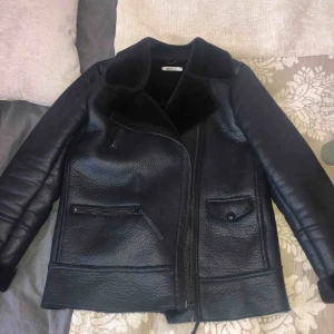  - Nice motorjacka lite oversize, passar perfekt till Höst/vinter.