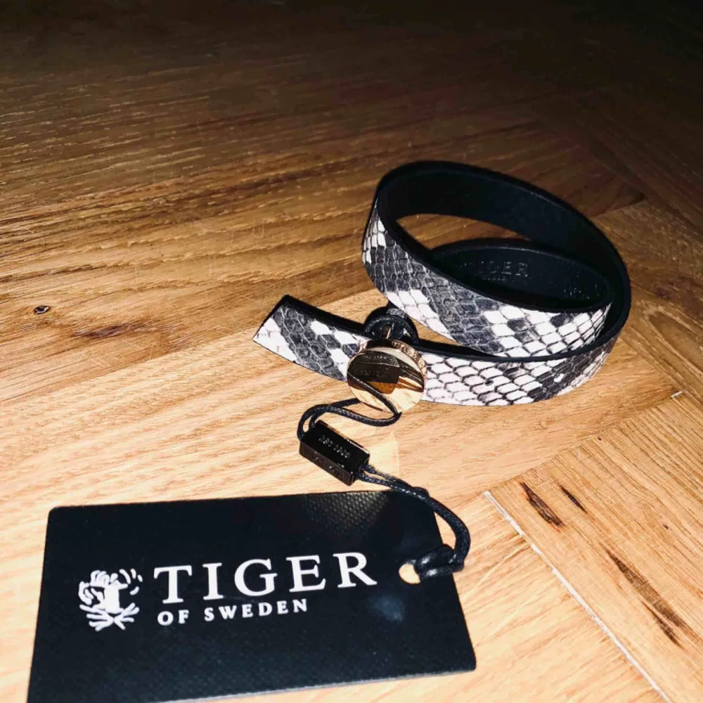 Tiger of Sweden wrap armband i läder - ormskinnsmönstrat. Accessoarer.