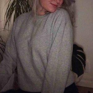  - Super snygg sweatshirt från Monki, köpt för 249kr, Använd ett få tal gånger<3