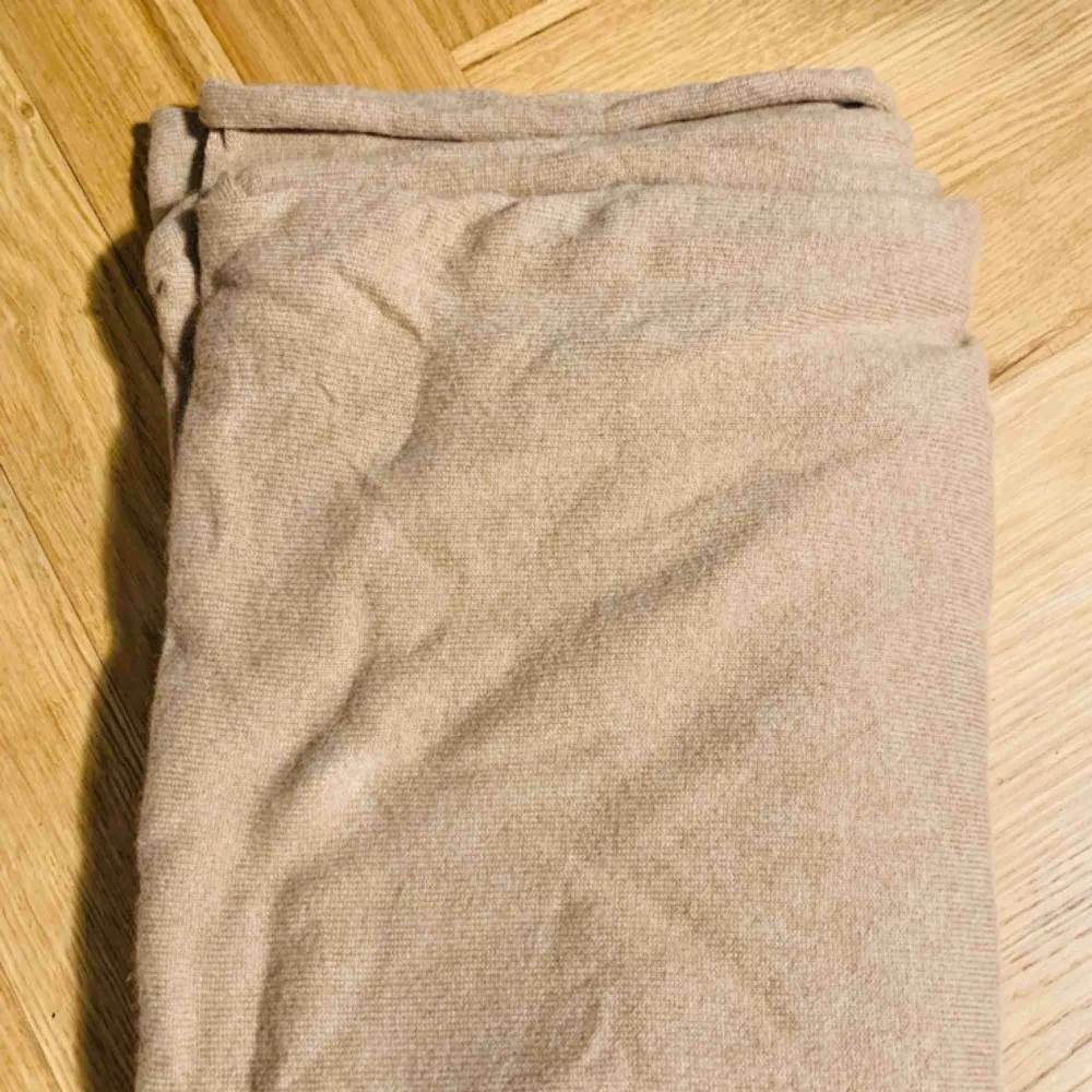 Världens skönaste kashmir-sjal från Parenti’s. Brun/beige färg och stor modell. Kan användas som halsduk, filt eller ponchoaktikt.. Accessoarer.