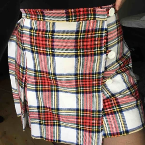  - Söt kjol i tjockare tyg, passar en M kanske en stor S eller liten L... frakt tillkommer på 20 kr, är prutbar❤️❤️