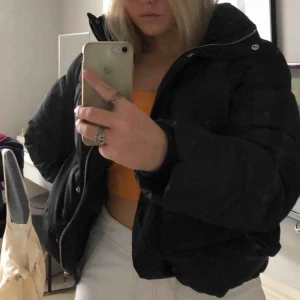  - Svart puffjacka, rekommenderar för S storlek