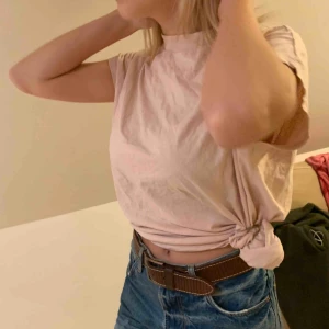  - En ljus rosa t-shirt från weekday, har en crewneck. Som nu då jag aldrig använt den