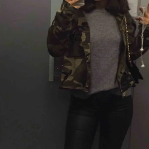  - Skitsnygg jacka som är perfekt inför hösten! Frakt tillkommer ej i priset. 