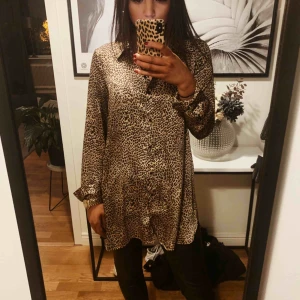  - Sååå snygg Skjorta/blus från ZARA. Använd en gång, den är i storlek M Så den är oversized för mig som vanligtvis är en S. Lite längre bak. Har tyvärr klippt bort lappen men den är i sidenmaterial och hur skön som helst! 150 kr inkl frakt 
