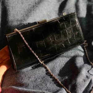  - Väska som jag fick i julklapp 2018. Vet ej märket, super trendig och snygg men aldrig använd då de inte funnits något tillfälle! Så tänker att någon annan hade använd väskan mer, eftersom den är så fin! 