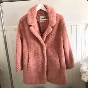  - Köpt från Zaras barnavdelning! Passar perfekt på mig då jackan är anpassad efter personer runt 164 cm🌟