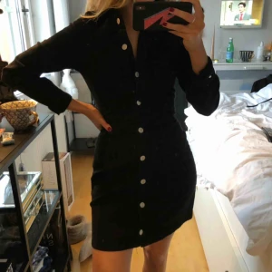  - Jeansklänning som aldrig blivit använd, väldigt fin passform 🖤 köpare står för frakten 