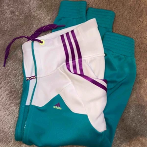  - Adidas kofta. Knappt använd. Storlek XS men passar även S. Frakt tillkommer! 