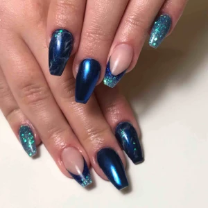  - Hej! Jag arbetar på NailShape här i gbg, och jag söker nu modeller att göra lite roligare designer på! Med massa glitter och olika färger. Det enda som kostar är materialet🙌🏼 hör av er till mig här eller på instagram: @Nailsby_Malin