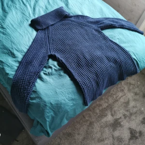  - En lång stickad mysig tröja som är knappt använd. Jag säljer också på grund av att jag inte har användning av den och behöver bli av med kläder. Frakt ingår inte